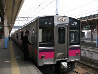 Hirosaki-bound futsū train