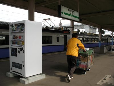 Delivery cart and porter on the platform