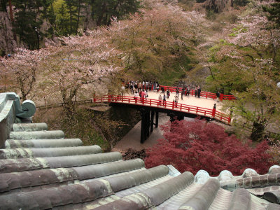 Looking down the roof tiles to the Gejō-bashi