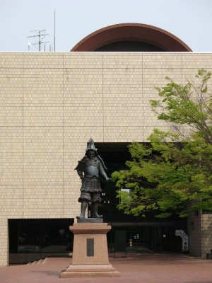 Daimyō Tamenobu statue outside the Culture Center