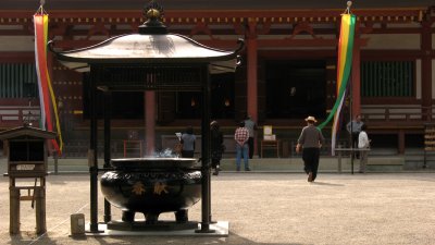 Incense urn at the Hon-dō, Mōtsū-ji