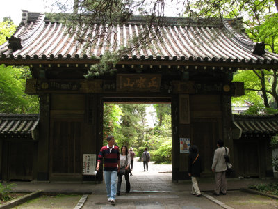Main gate leading to Zuihō-den