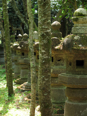 Stone lanterns in front of Kansen-den