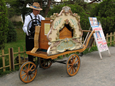 Organ grinder near Godai-dō