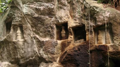 Buddhist niches at Zuigan-ji