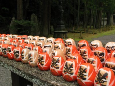 Rows of daruma dolls at Zuigan-ji