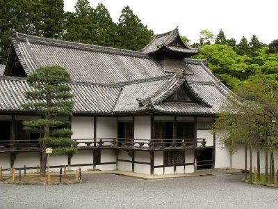 Kairō-rōka and Kuri from Hon-dō courtyard