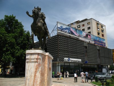 Statue of Skanderbeg off Čaršija