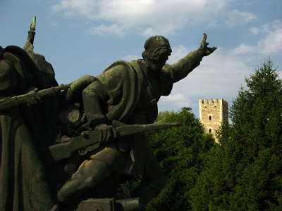 Partisans sculpture with castle tower