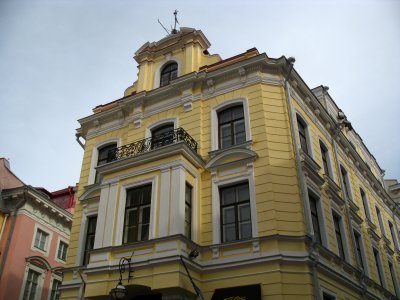 Classical-style building on Suurgildi Plats