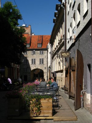 Outdoor restaurant seating on Aldaru iela