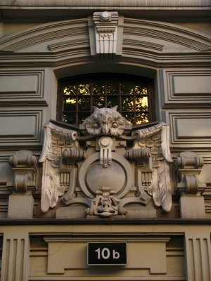 Art Nouveau crest above Elizabetes iela No. 10b