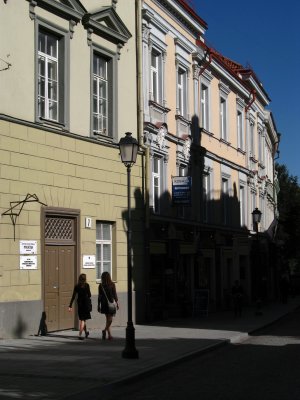 Local women walking down Gadioji gatvė