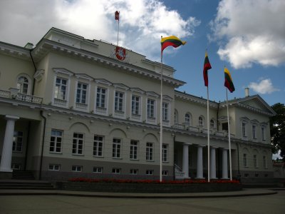 Lithuanian tricolors in front of the palace