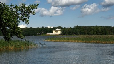 Tyszkiewicz Palace across the lake