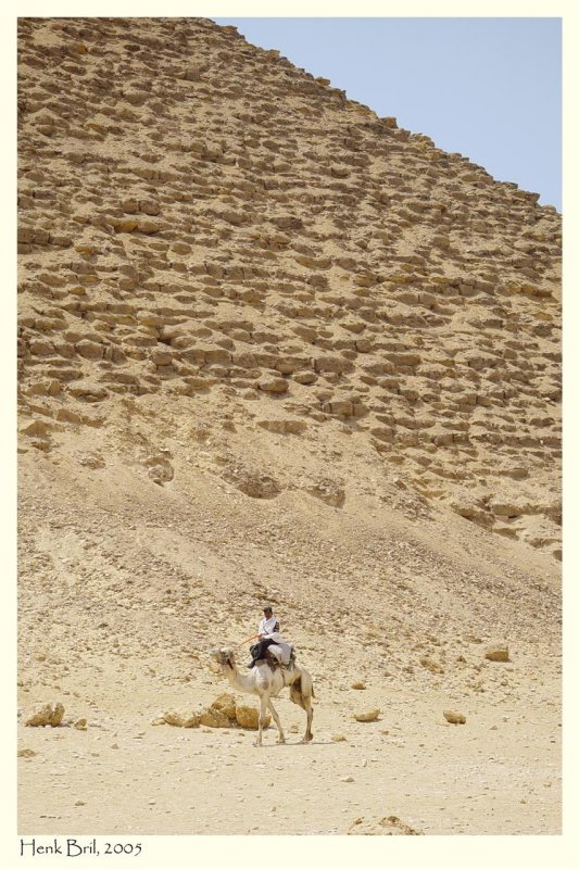 Tiny Watcher in front of a giant Pyramid