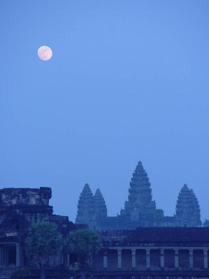 some real magic goose-bumps here!
full moon rise over angkor wat