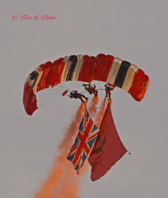 Red Devils:  parachute regiment free fall display team