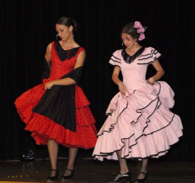 Women in Spanish dresses International Night 2006 _DSC0440