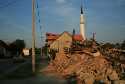 rubble and mosque, Bosanske Kostajnica