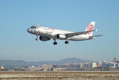 Avio // Niki Aircraft at Faro International Airport - Airbus A320-214 OE-LEA
