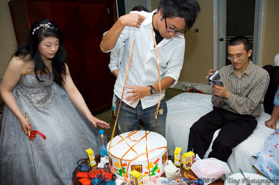 1_0039 : opening the wedding cake