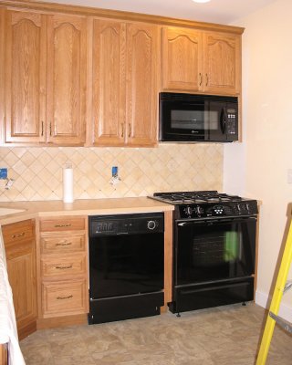 And the backsplash is coming along...