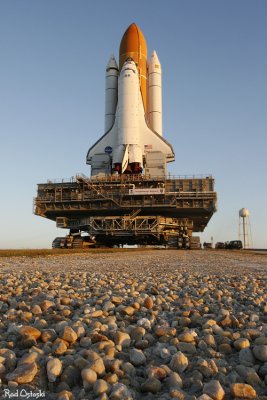 STS-116  approaches the tower
