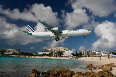 Air France arrives over Maho Beach