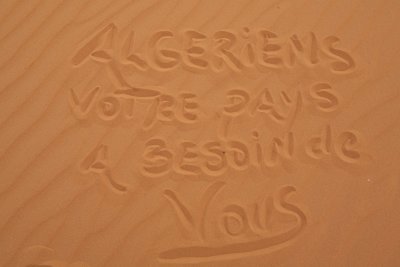 Un message au Algeriens qui aiment leurs pays.