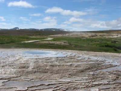 The calcium carbonate preciptates in nice layers
