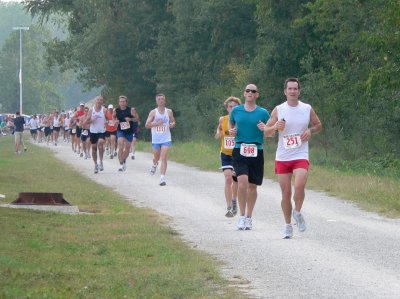 Tim Bott leading a pack of runners on the Katy Trail