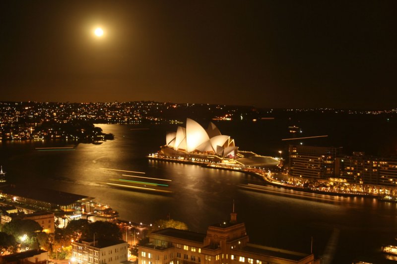 Moon and Sydney harbour.JPG