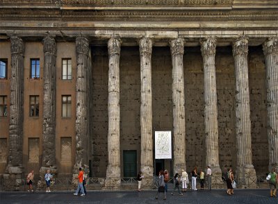 Hadrian's Temple, Piazza di Pietra