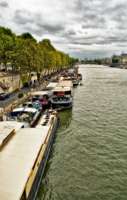 Cloudy day along the Seine