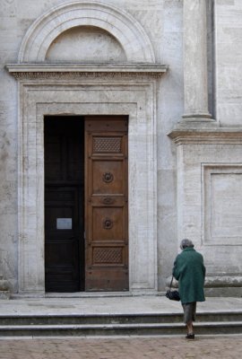 To evening mass in Pienza