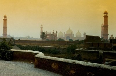 badshahi mosque from Lahore fort.jpg