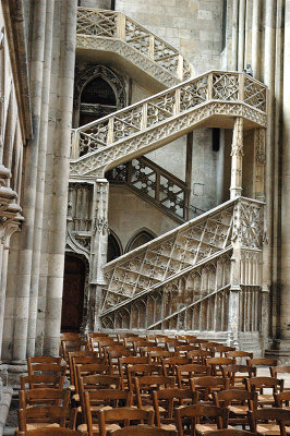 15th century staircase (escalier de la librarie) leading to the library