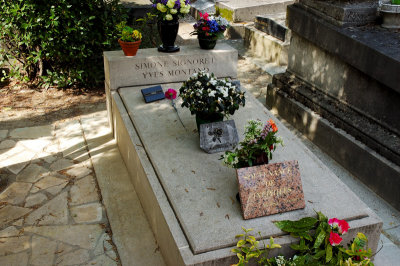 tombs of Simond Signoret and Yves Montant