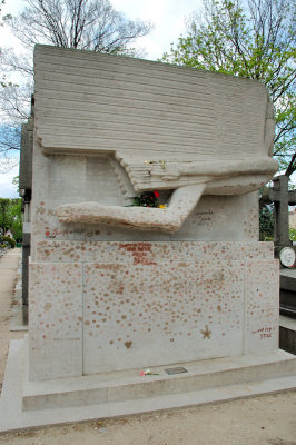 tomb of Oscar Wilde