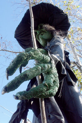 Giant Witch, Clutching Staff