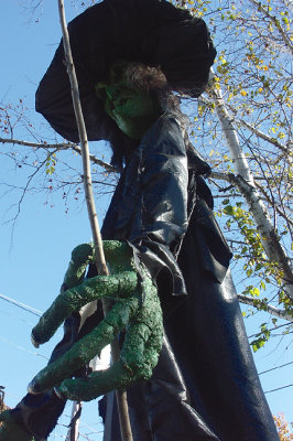 Giant Witch, Clutching Staff