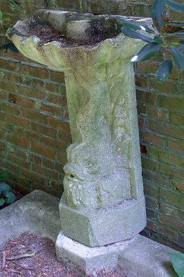 Fountain with Dolphin Base (Dry)
