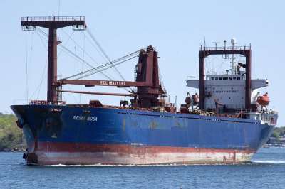 Reina Rosa, scrap metal, arriving