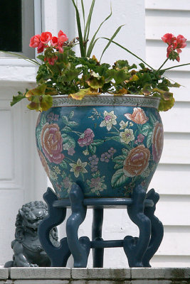 Oriental urn, in transit