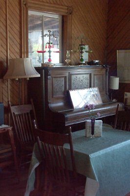 Piscataqua Cafe, Piano