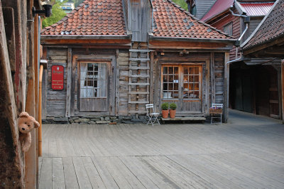 I'm visiting a little shop in Bryggen...Can you see me?