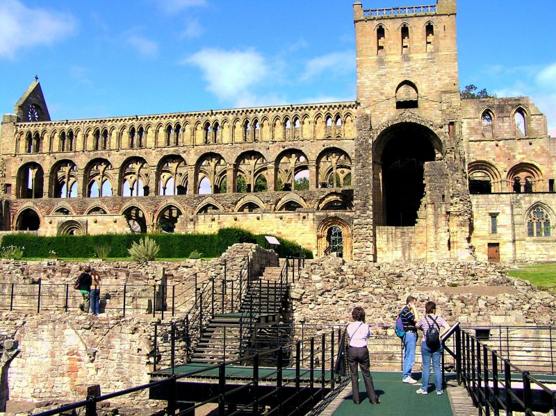 Jedbourgh Abbey -2 Sept 07.jpg