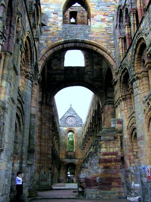 Jedbourgh Abbey -5 Sept 07.jpg