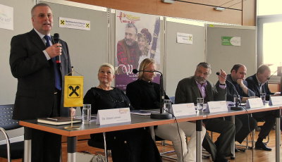 Dir. Robert Lechner vom Sponsor Raiffeisen erffnet die Pressekonferenz